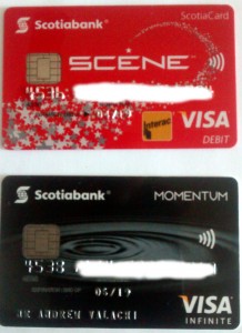 Confuzia: cardul rosu este, asa cum se poate citi in coltul din dreapta, jos, DEBIT; cel negru este CREDIT. Amandoua au semnul VISA dar metoda de procesare, comisioanele etc. sunt diferite.